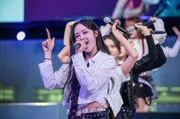 iiiによるパフォーマンスの様子。