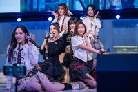 iiiによるパフォーマンスの様子。