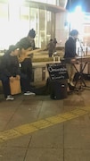 渋谷でのストリートライブの様子。