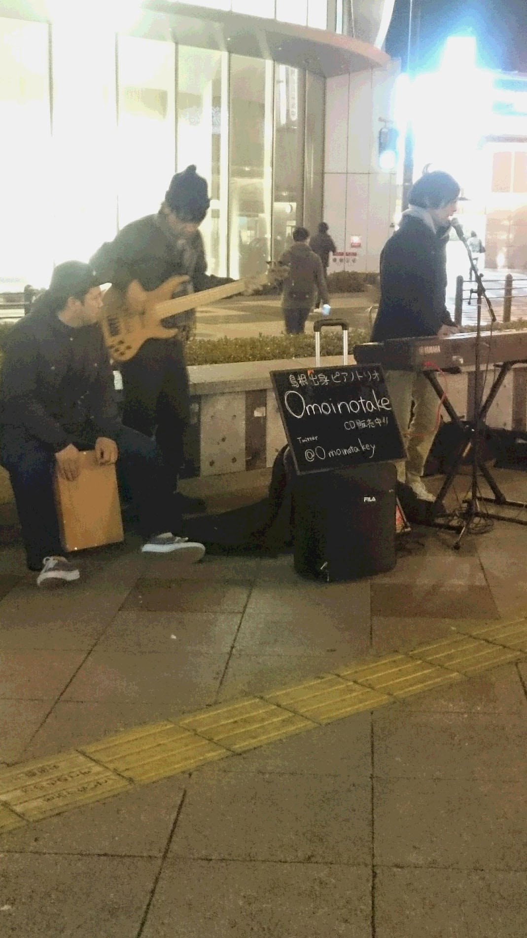 渋谷でのストリートライブの様子。