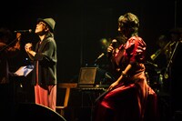 「THE MOMENT 2025」初日公演で共演するハナレグミと内田也哉子。（撮影：横山マサト）