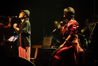 「THE MOMENT 2025」初日公演で共演するハナレグミと内田也哉子。（撮影：横山マサト）