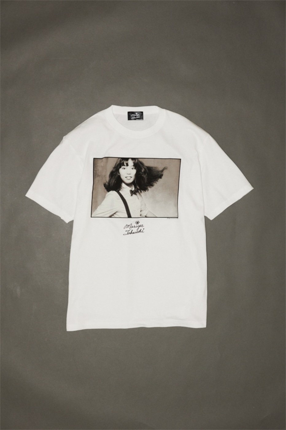 竹内まりやとJOURNAL STANDARDのコラボTシャツ「Mariya Takeuchi PLASTIC LOVE」の表面。