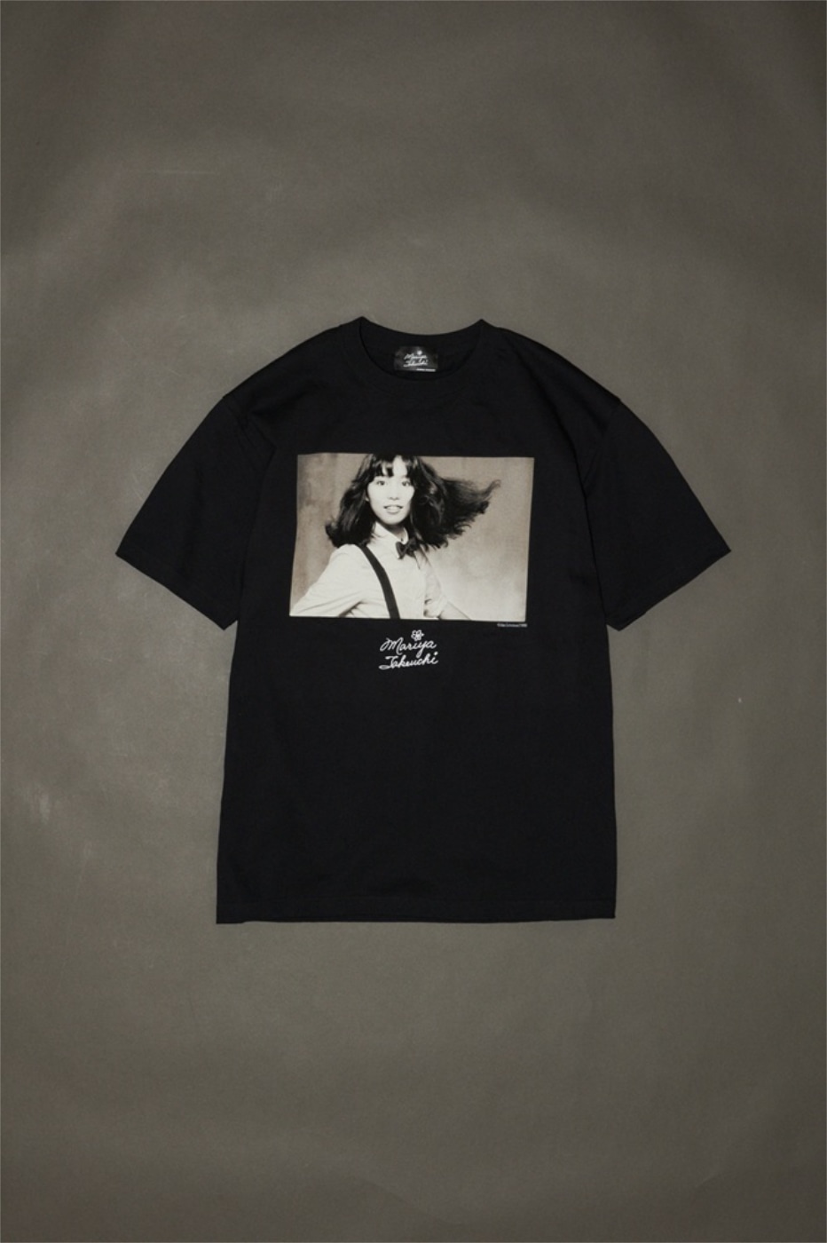 竹内まりやとJOURNAL STANDARDのコラボTシャツ「Mariya Takeuchi PLASTIC LOVE」の表面。