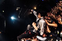 フロアにダイブした澤田誠也（G）。（Photo by Shoma Yasukawa）