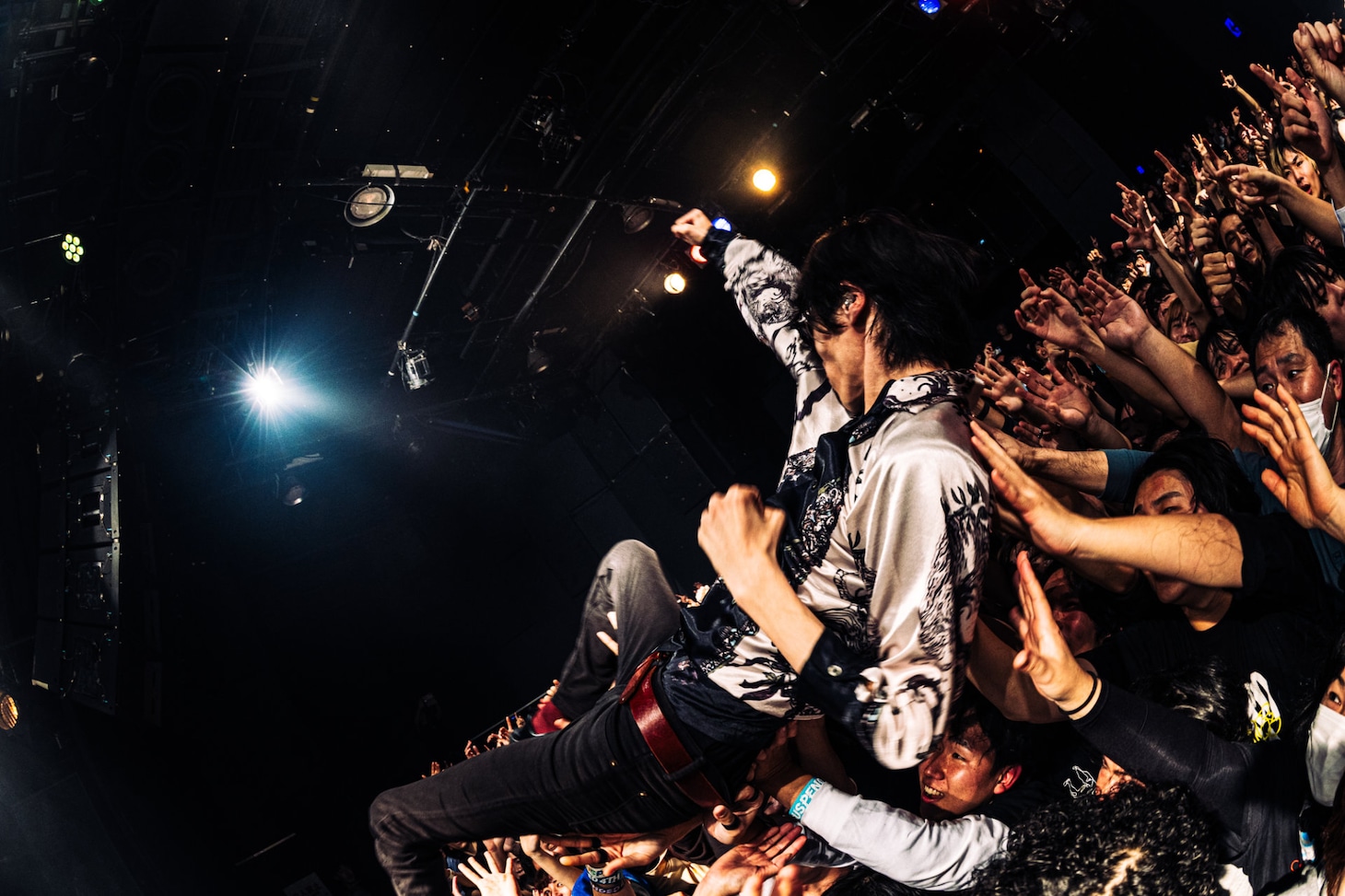 フロアにダイブした澤田誠也（G）。（Photo by Shoma Yasukawa）