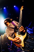 鷲山和希（G, Vo）（Photo by Shoma Yasukawa）