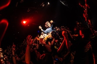 フロアにダイブした鷲山和希（G, Vo）。（Photo by Shoma Yasukawa）