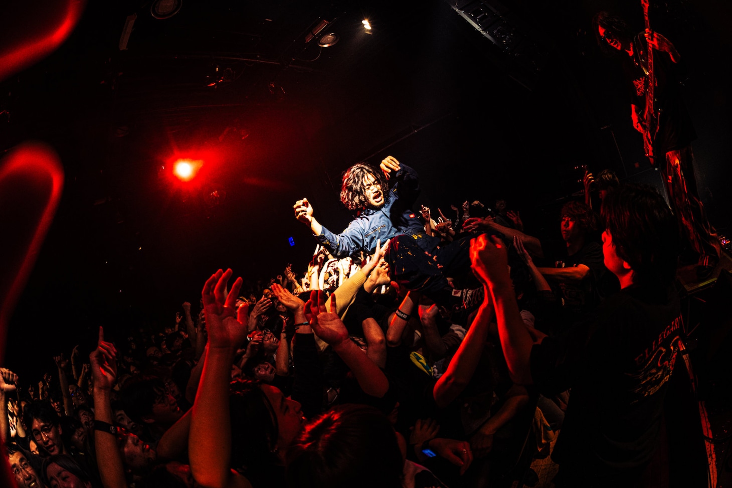 フロアにダイブした鷲山和希（G, Vo）。（Photo by Shoma Yasukawa）