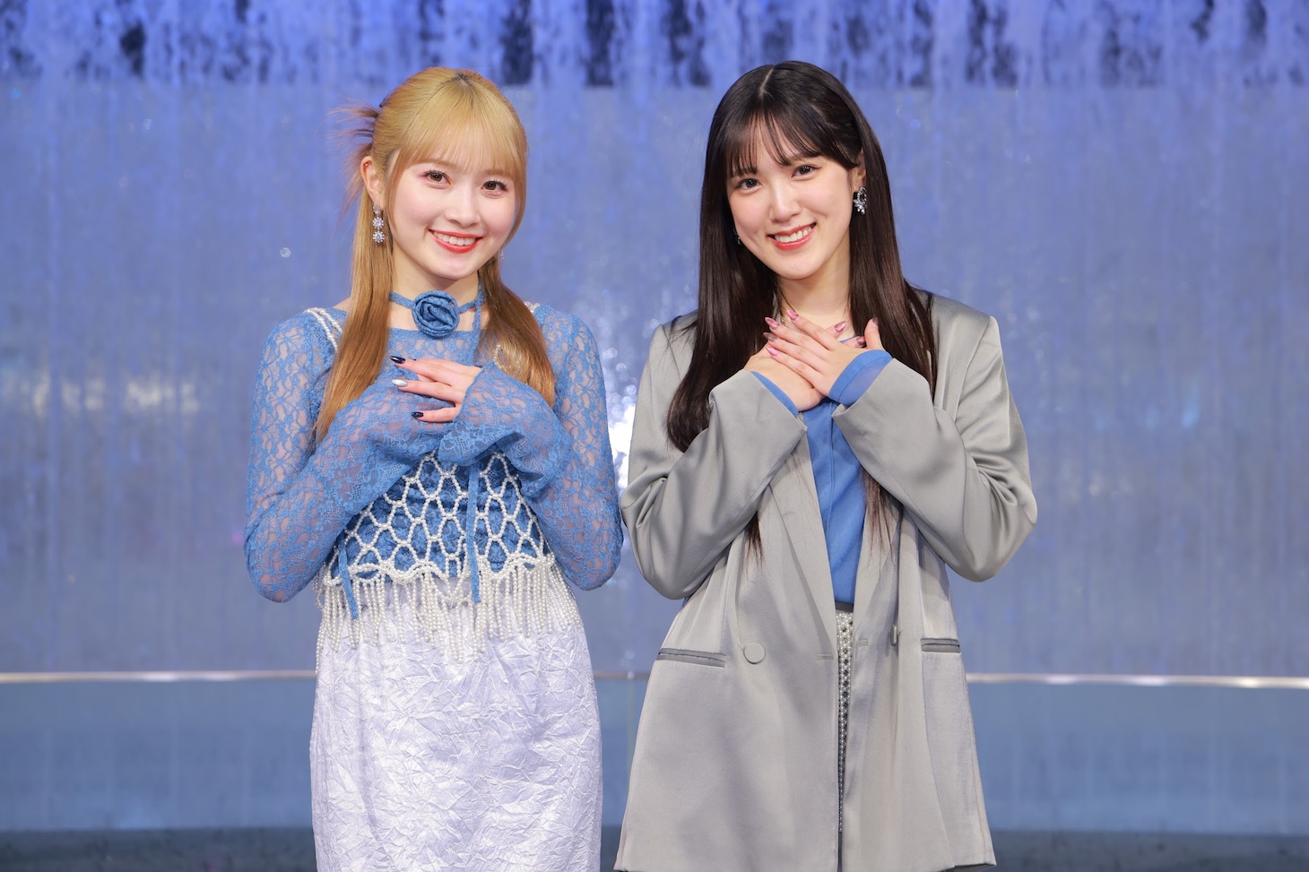 左から森戸知沙希、小関舞。