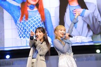 左から小関舞、森戸知沙希。