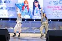 左から森戸知沙希、小関舞。