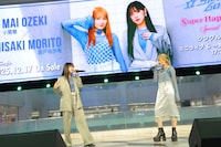 左から小関舞、森戸知沙希。