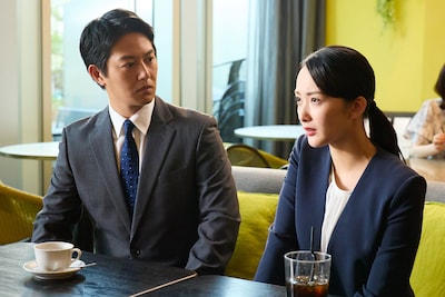 「緊急取調室」最終話より、左から工藤阿須加、長屋晴子（緑黄色社会）。