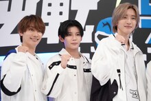 左から藤原丈一郎、長尾謙杜、道枝駿佑。