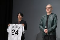 横田慎太郎選手のユニフォームもステージへ。