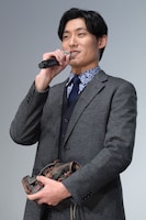 横田選手から譲り受けたグローブを手に挨拶に臨む松谷鷹也。