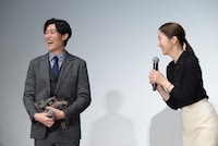 笑顔の松谷鷹也と鈴木京香。