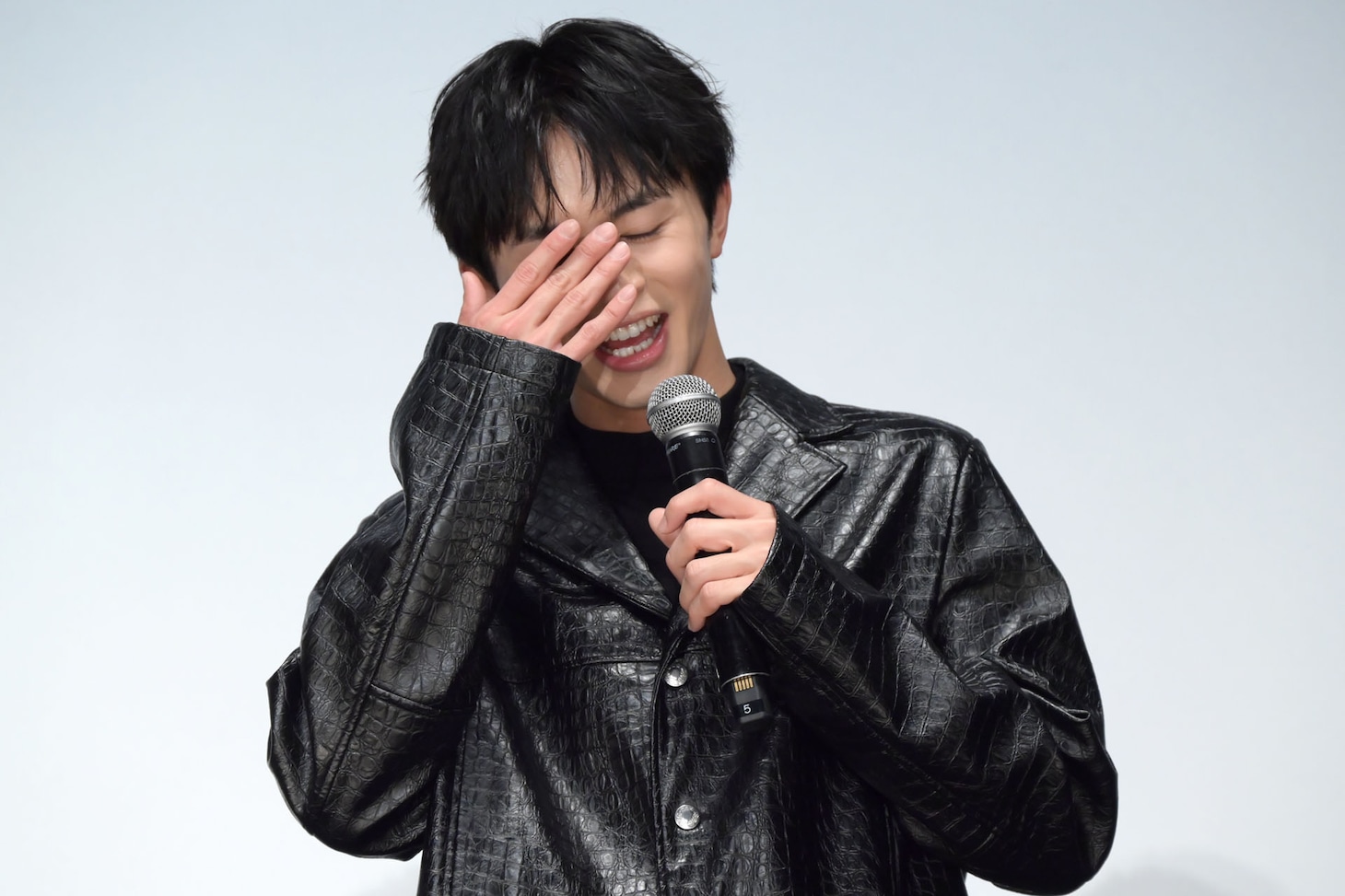 監督の"タクヤ推し”ファッションに照れ笑いの草川拓弥（超特急）。