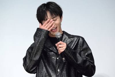 監督の"タクヤ推し”ファッションに照れ笑いの草川拓弥（超特急）。