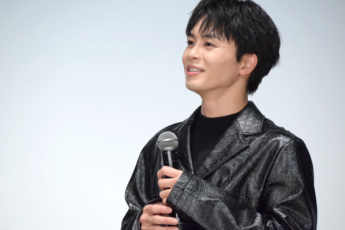 監督の"タクヤ推し”ファッションに恐縮しきりの草川拓弥（超特急）。