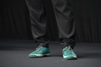 靴も緑色と“タクヤ推し”を徹底する秋山純監督。