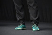 靴も緑色と“タクヤ推し”を徹底する秋山純監督。