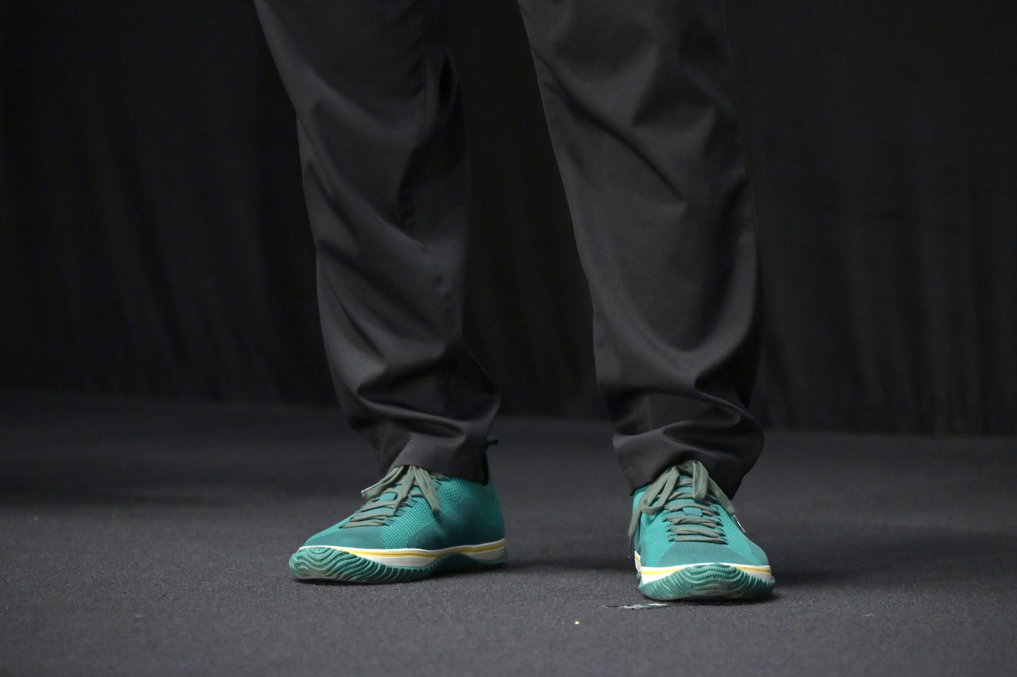 靴も緑色と“タクヤ推し”を徹底する秋山純監督。