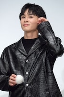 サインボールを手にする草川拓弥。