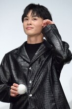 サインボールを手にする草川拓弥。