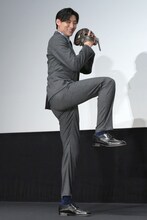 美しい投球フォームでボールを投げ入れる松谷鷹也。