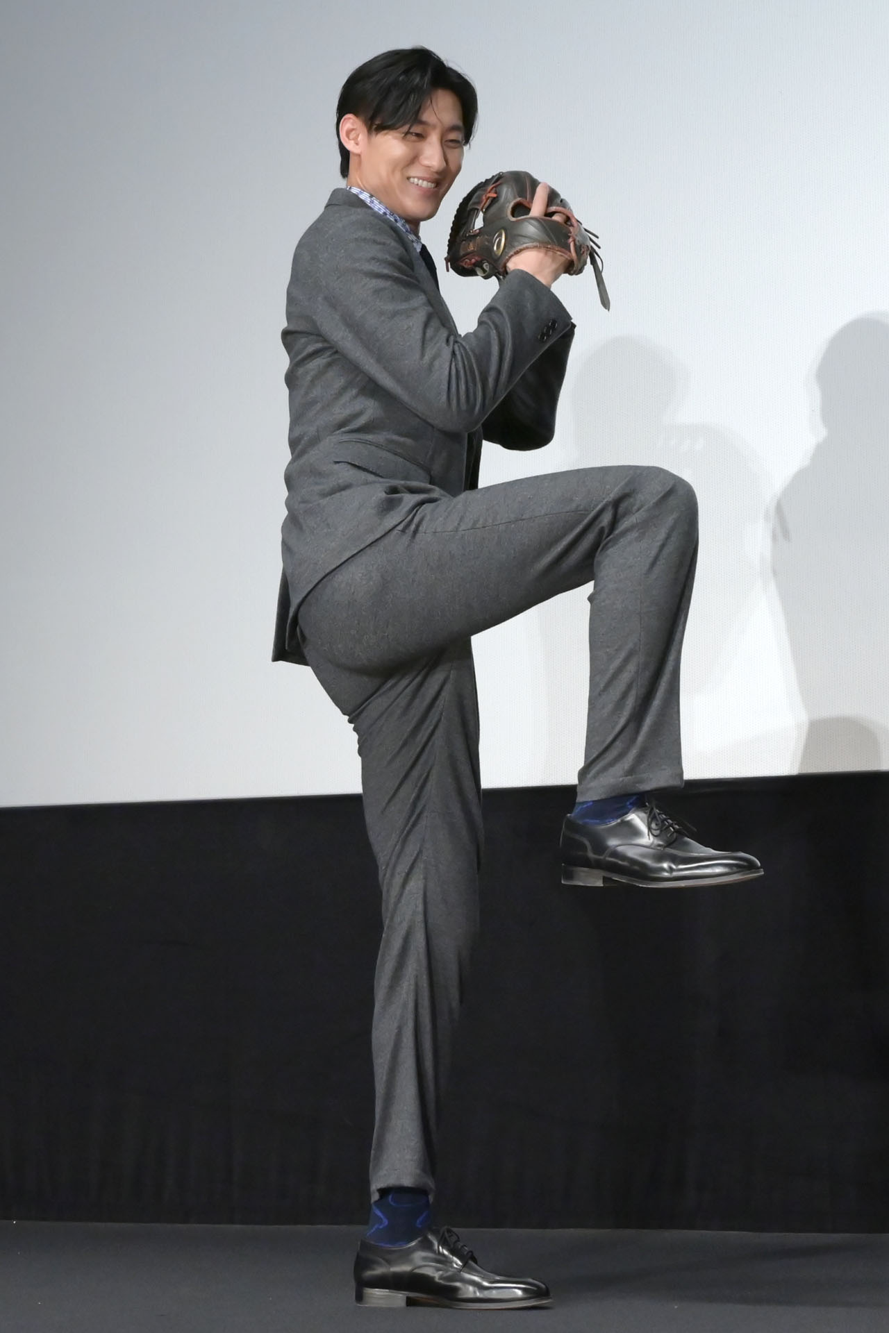 美しい投球フォームでボールを投げ入れる松谷鷹也。