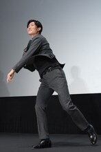 美しい投球フォームでボールを投げ入れる松谷鷹也。