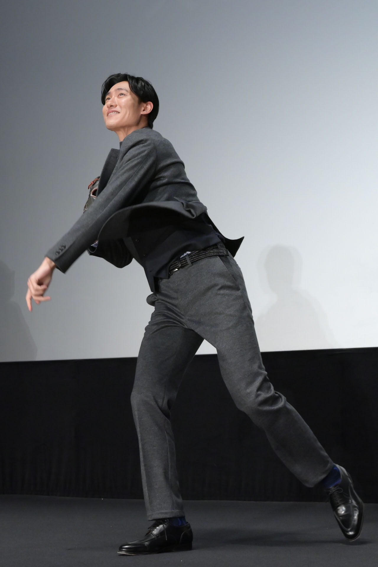 美しい投球フォームでボールを投げ入れる松谷鷹也。