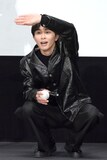 松谷鷹也の豪速球の行方を凝視する草川拓弥（超特急）。