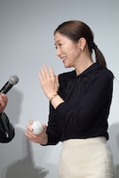 サインボール投げ入れ前に、砲丸投げ経験者であることを明かした鈴木京香。