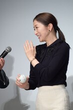 サインボール投げ入れ前に、砲丸投げ経験者であることを明かした鈴木京香。