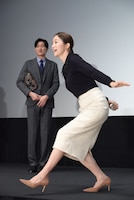 アンダースローで優しくボールを投げ入れる鈴木京香。