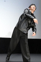 ボールを投げた草川拓弥（超特急）。