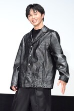 ボールの行方を笑顔で見守る草川拓弥（超特急）。