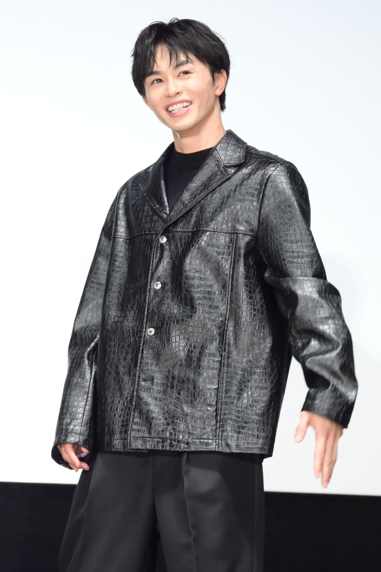 ボールの行方を笑顔で見守る草川拓弥（超特急）。