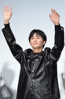 ムービーカメラに大きく手を振る草川拓弥（超特急）。