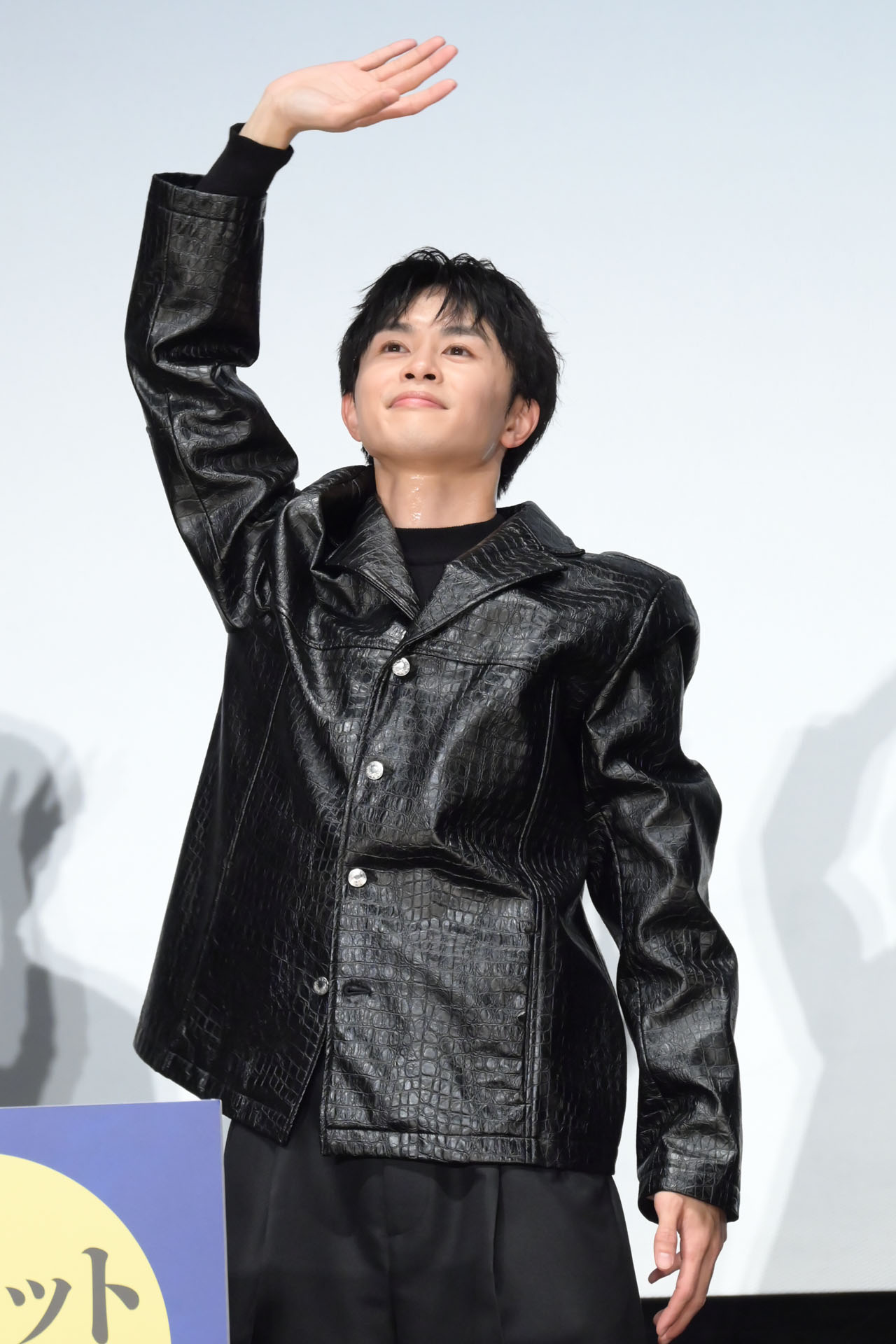 ムービーカメラに大きく手を振る草川拓弥（超特急）。