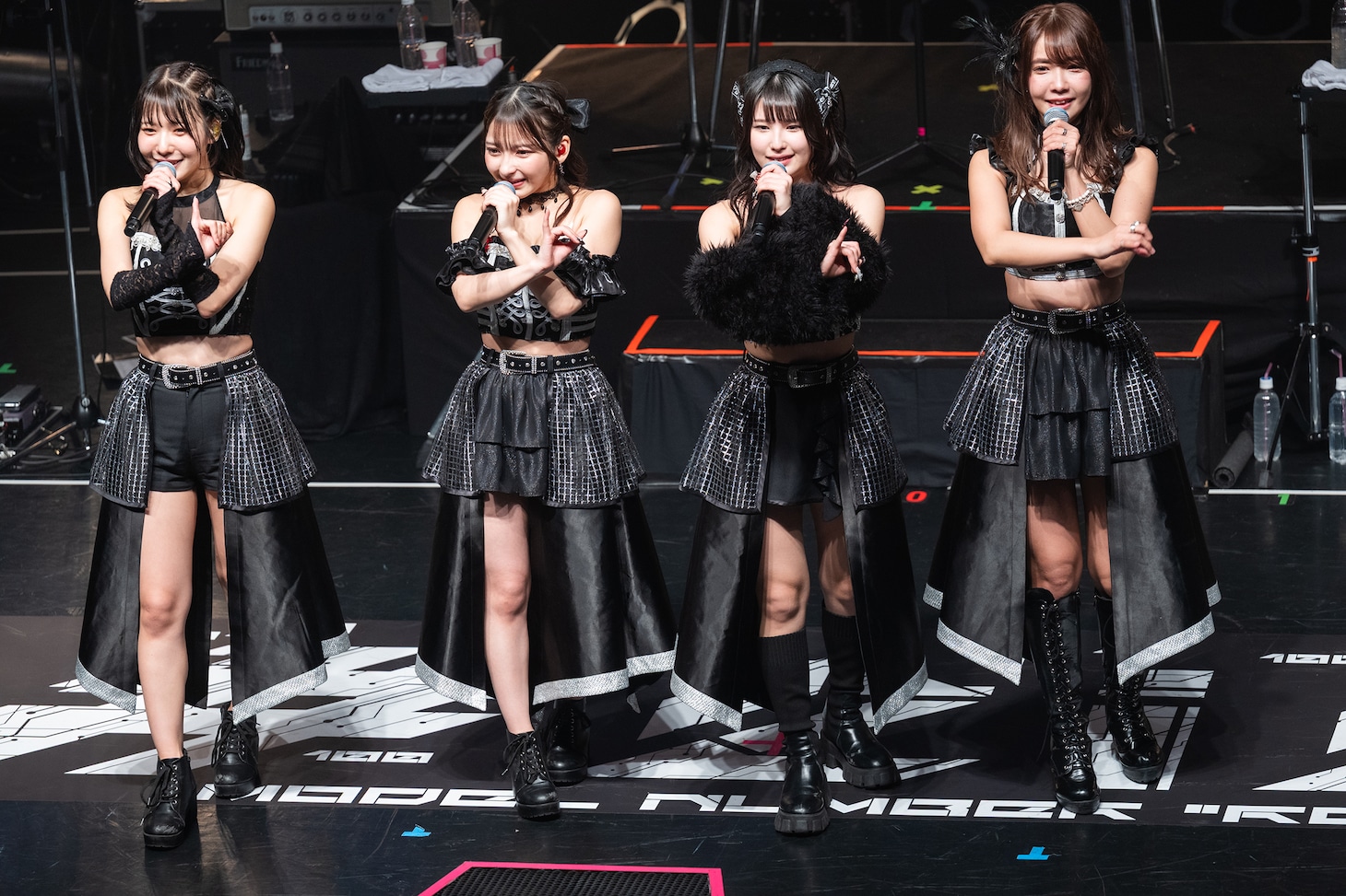 「#2i2でした！」とポーズを決める#2i2。