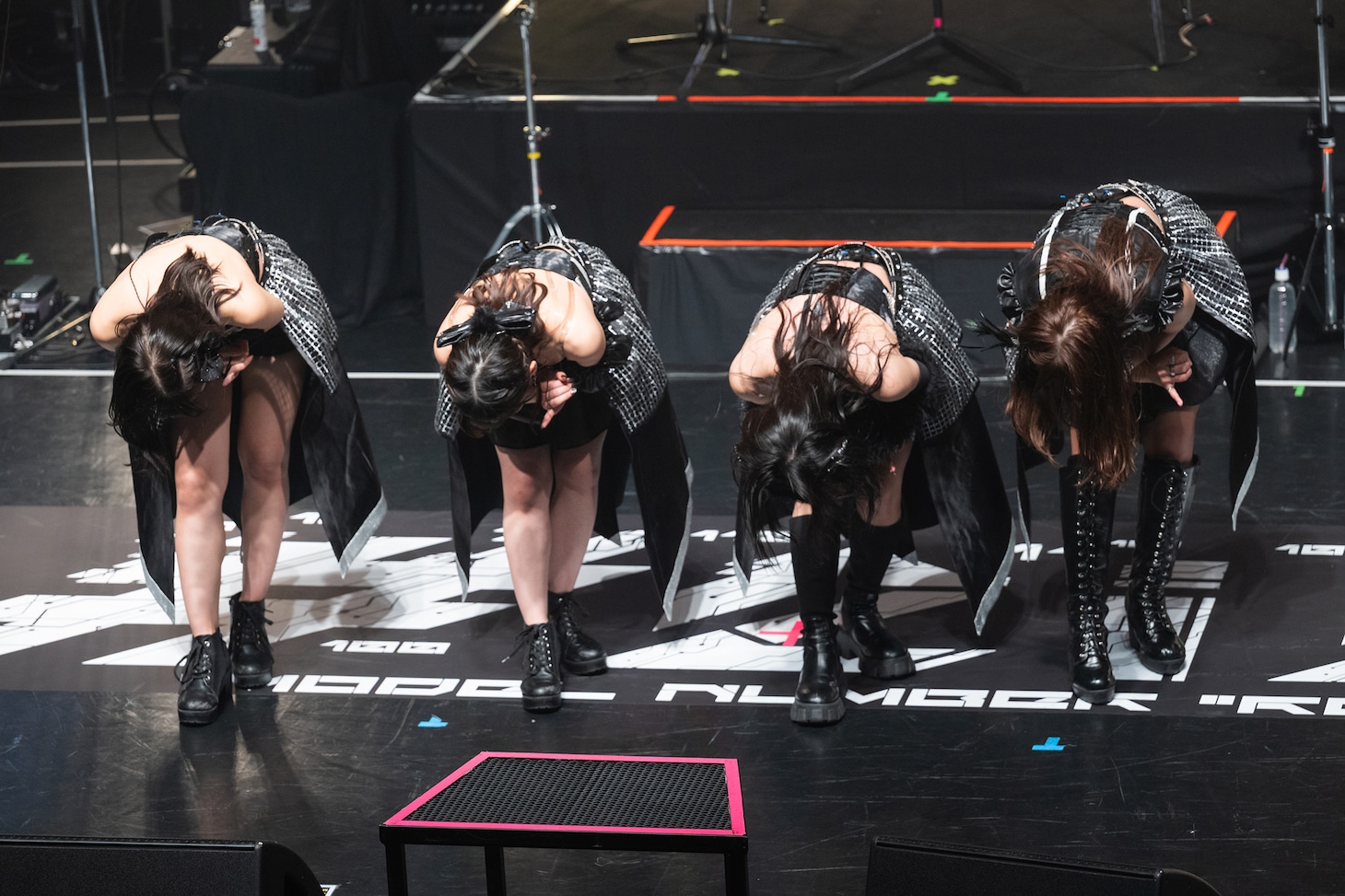 深々と頭を下げる#2i2。