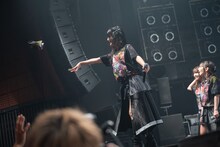 最後のセットリストをフロアに放り投げる森嶋あんり。