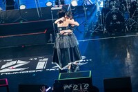 抱き合う十味と奥ゆい。