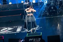 抱き合う十味と奥ゆい。