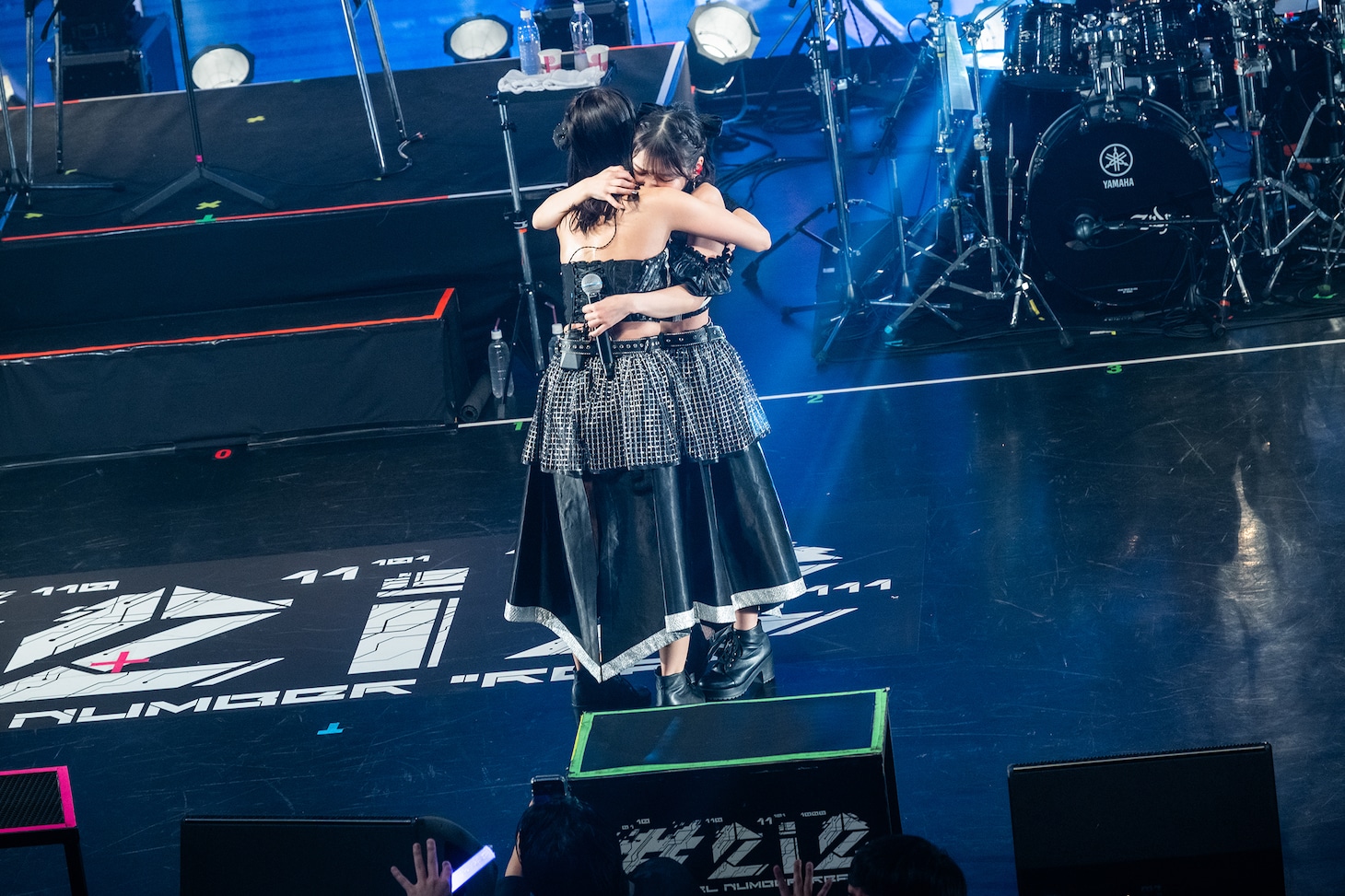 抱き合う十味と奥ゆい。