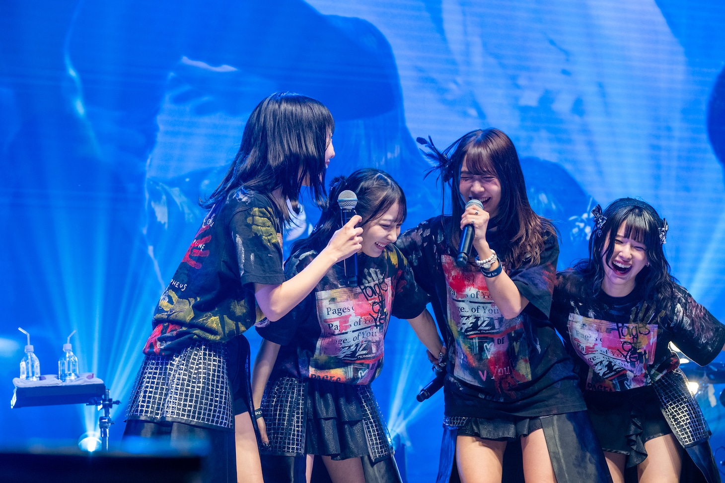 肩を寄せ合う#2i2。